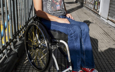 Con baldosas intervenidas, una joven visibiliza las dificultades de accesibilidad en la Ciudad